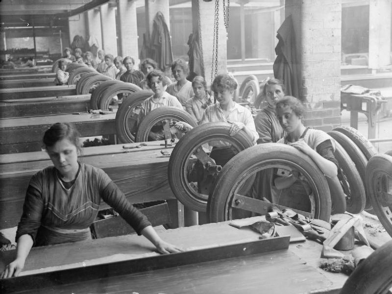 https://commons.wikimedia.org/wiki/File:Women_at_work_in_a_Lancashire_Rubber_Factory_Q28232.jpg
